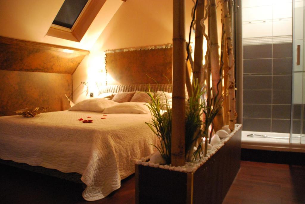 Chambres D Hotes ,Hotel ,Secret D'Une Nuit A Vicq Pres De Onnaing,Avec Piscine Habitación foto